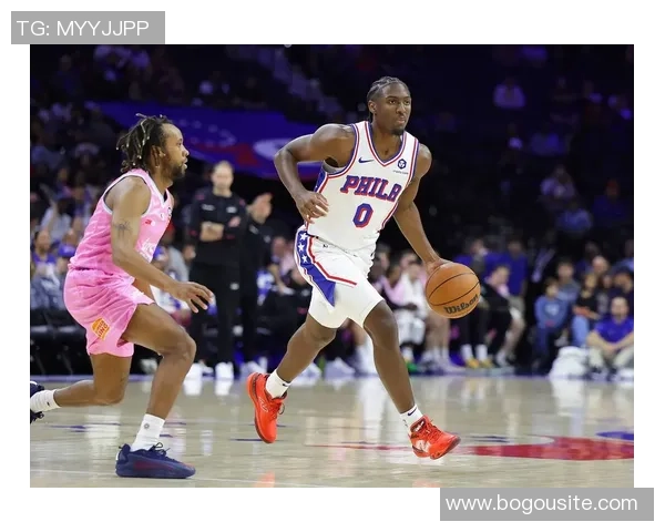 乔治在攻防战中表现出色15投7中三分球命中率高达33贡献20分5篮板5助攻