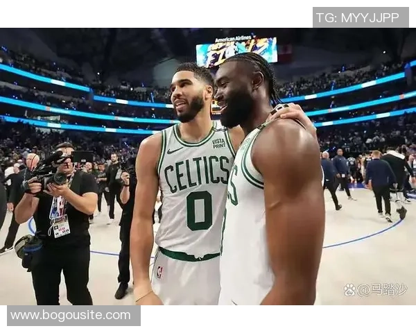 绿军主场对决76人首发阵容揭晓杰伦布朗领衔豪泽科塔普理查德同场竞技 绿军主场对决76人首发阵容揭晓杰伦布朗领衔豪泽科塔普理查德同场竞技