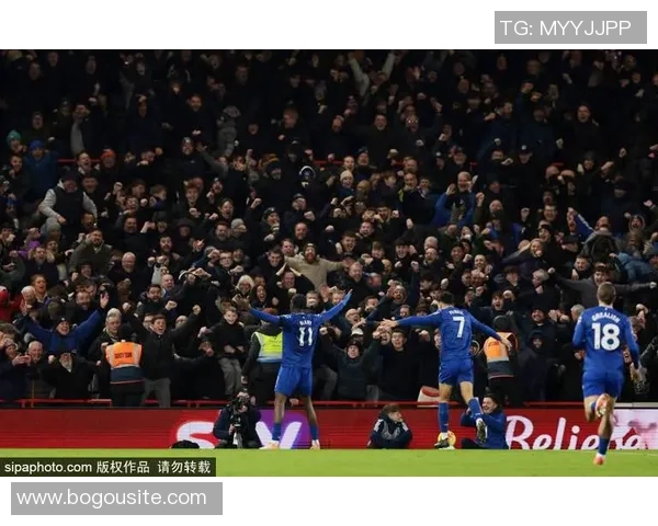 奥孔科沃扑救哈钦森点球成功助球队晋级两位阿森纳旧将再度交锋 奥孔科沃扑救哈钦森点球成功助球队晋级两位阿森纳旧将再度交锋