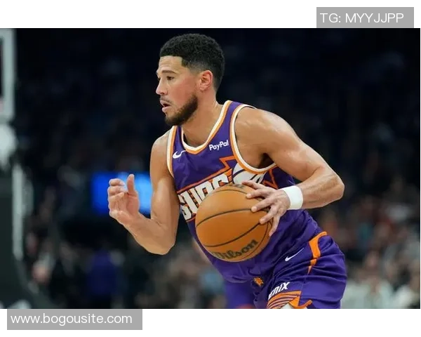 布克首节表现出色三分球未中依然轻松拿下12分2板2助