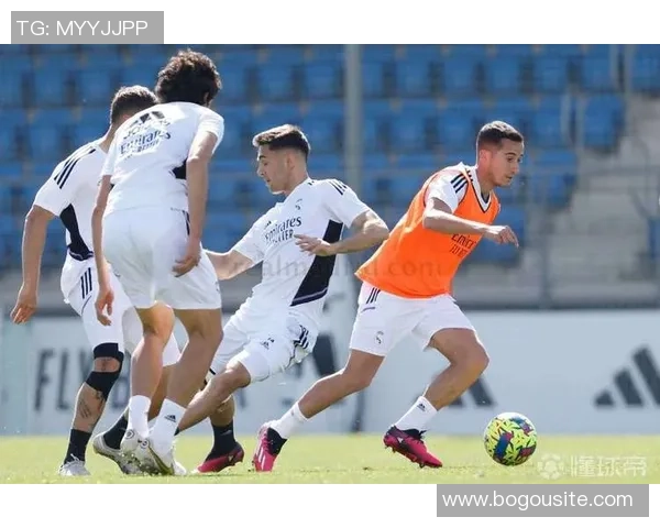 皇马留守8名一线队球员与卡斯蒂亚队员共同训练提升默契 皇马留守8名一线队球员与卡斯蒂亚队员共同训练提升默契