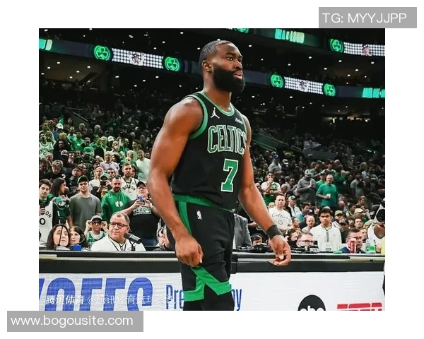 杰伦布朗盛赞小卡巅峰时期为历史上最杰出的攻防一体球员之一 杰伦布朗盛赞小卡巅峰时期为历史上最杰出的攻防一体球员之一